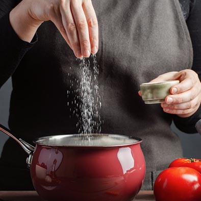 افزودن نمک به غذا هنگام پخت