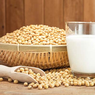 دانه‌های سویا در سبد و لیوان شیر سویا