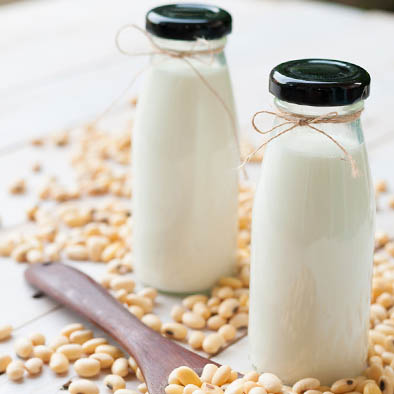 دو بطری شیر سویای خانگی