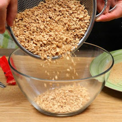 آبکش کردن سویای خیس‌خورده