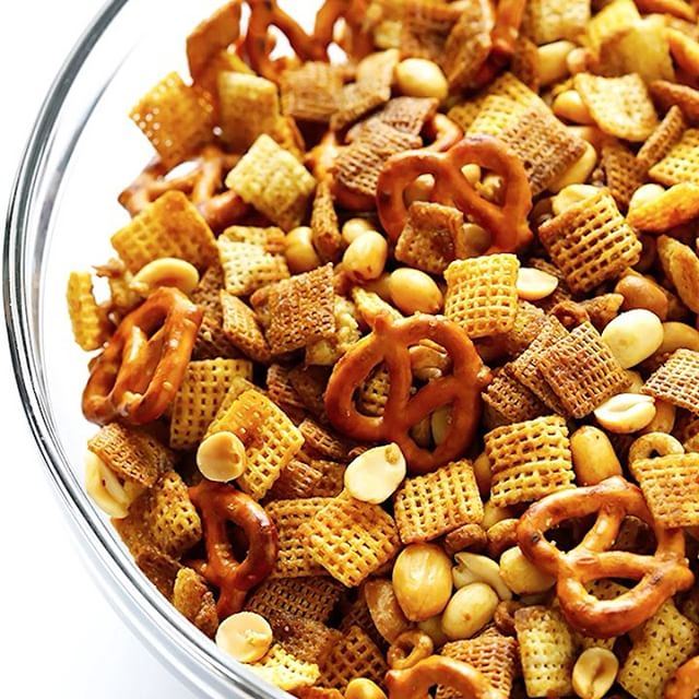 کاسه‌ی آجیل مخلوط و چوب‌شور
